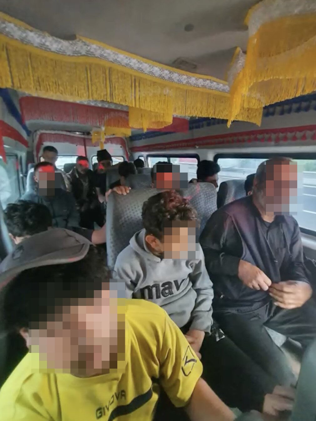 Durdurulan araçtan 15 düzensiz göçmen çıktı: Sürücü cezaevine gönderildi