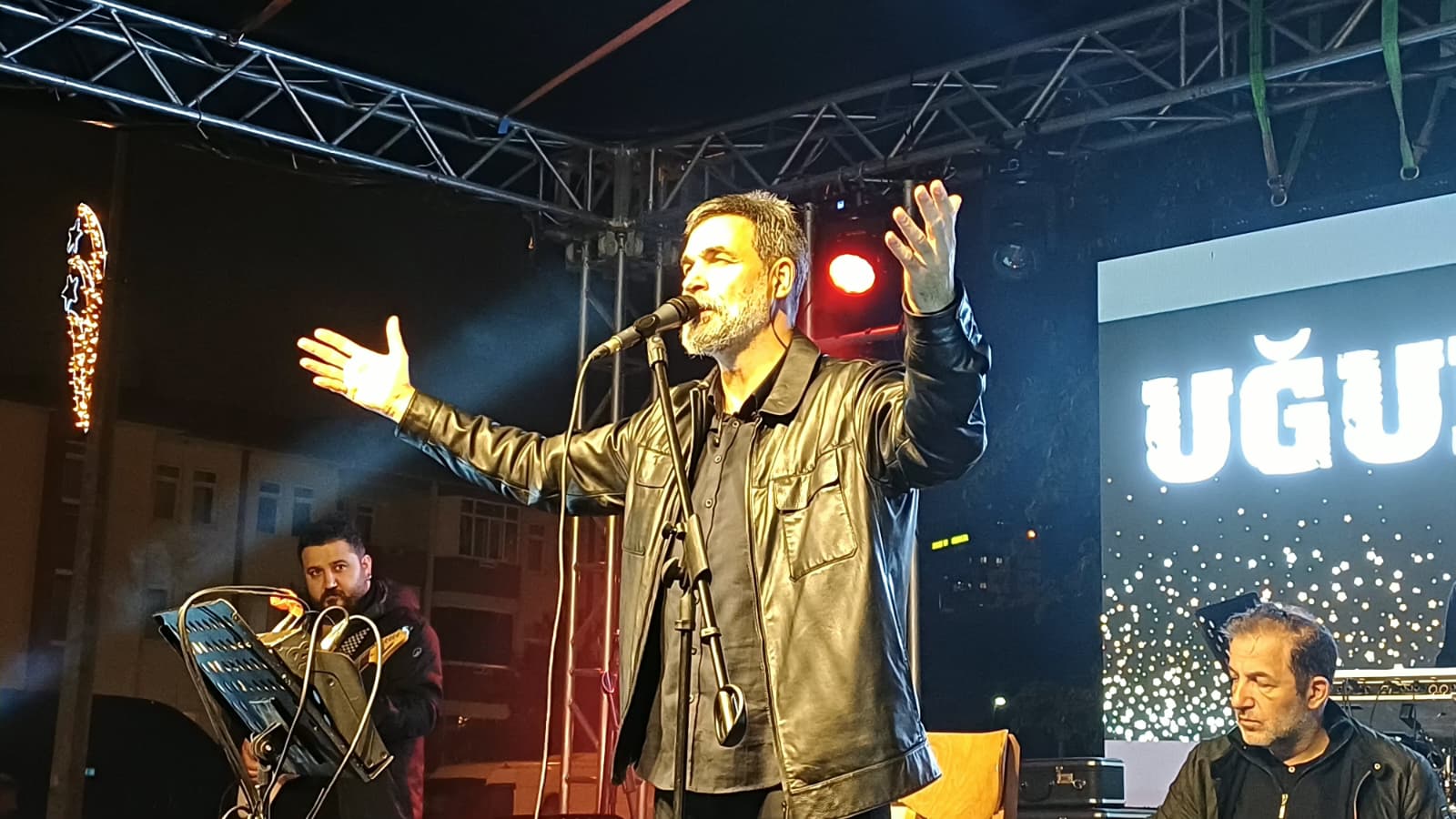 Binlerce kişi Uğur Işılak konserinde buluştu