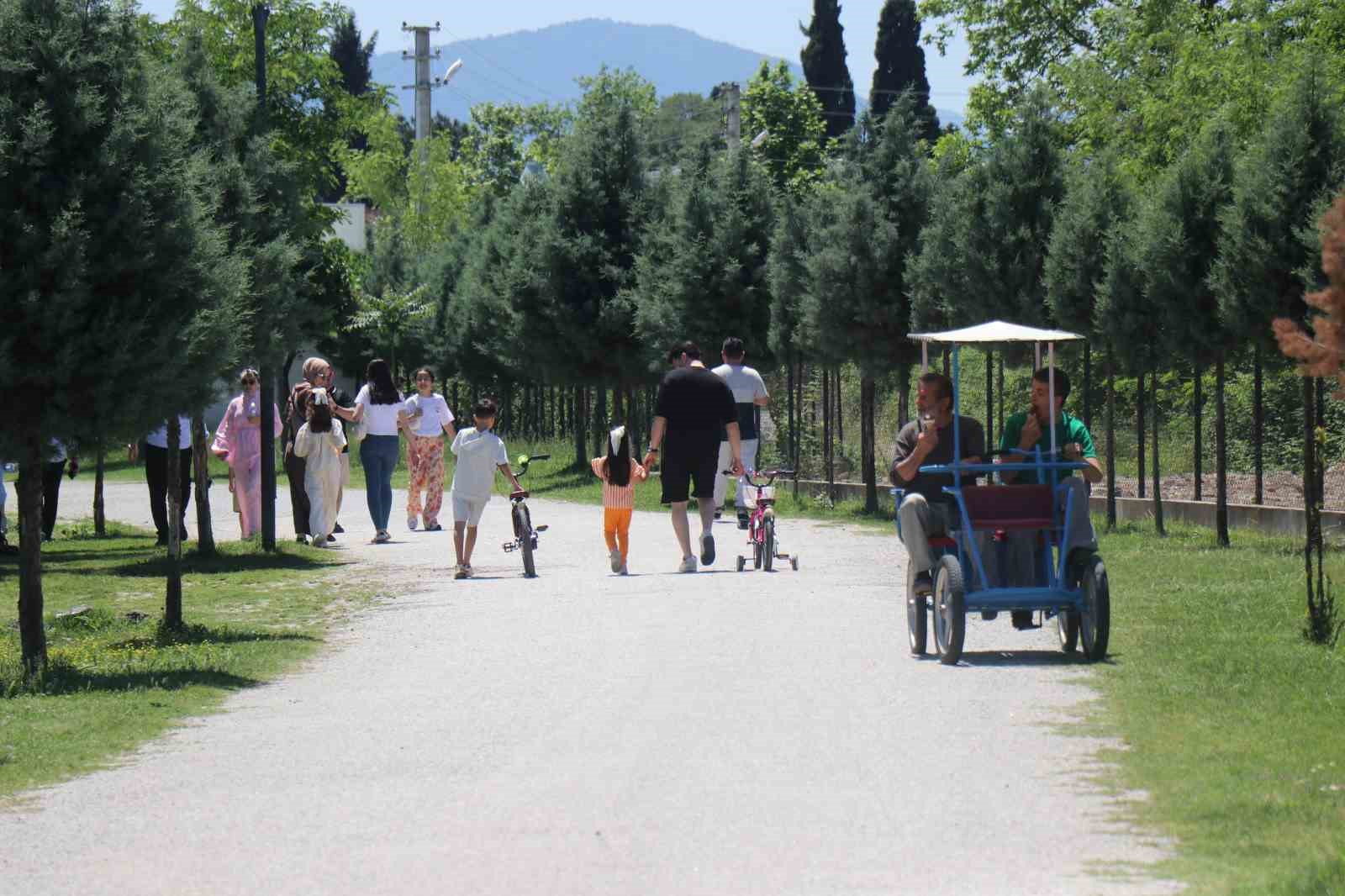 Sakarya’da vatandaşlar bayramın ilk gününde tabiat parklarına akın etti