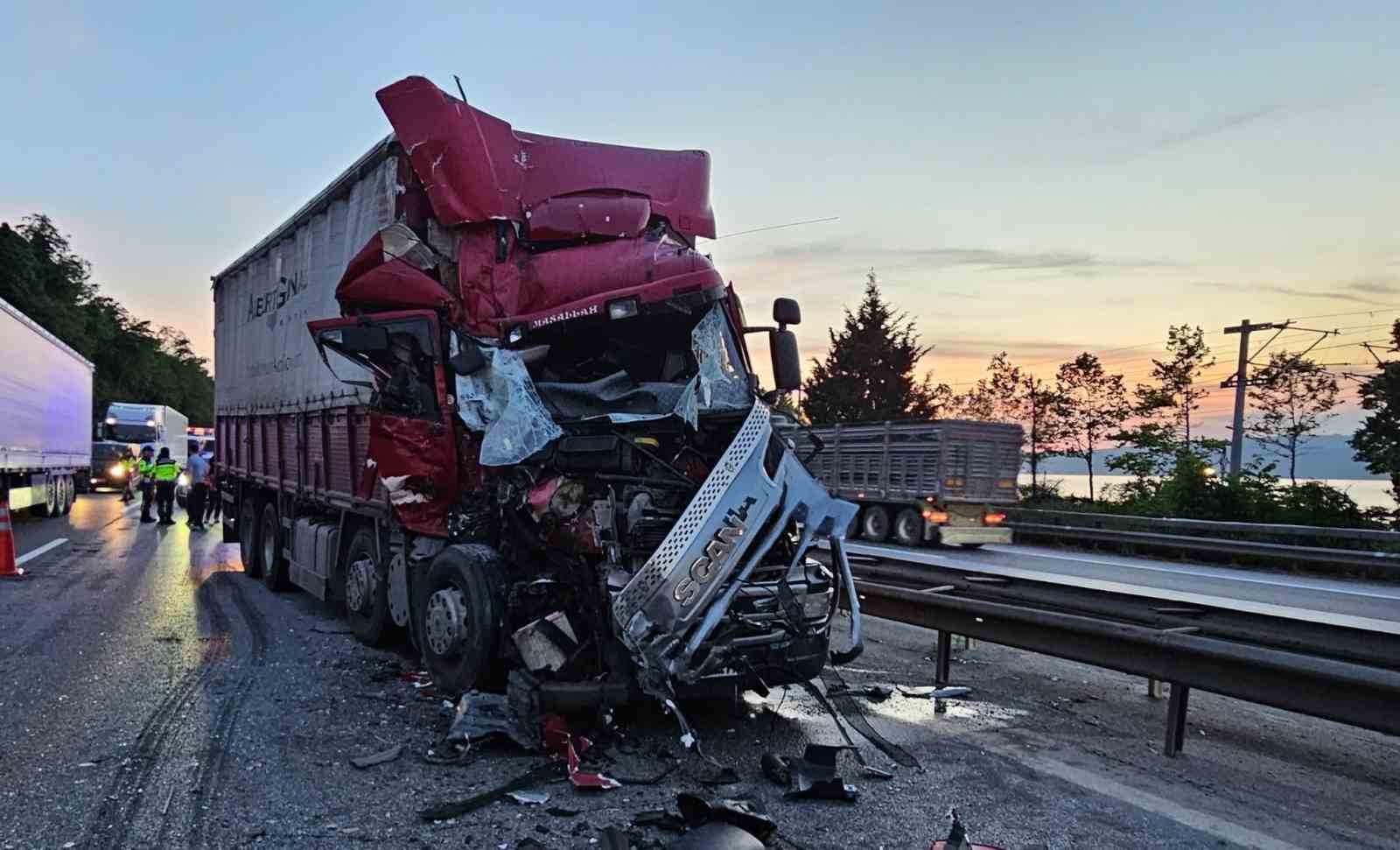 Önündeki kamyona çarptı, hurdaya dönen araçtan hafif sıyrıklarla kurtuldu
