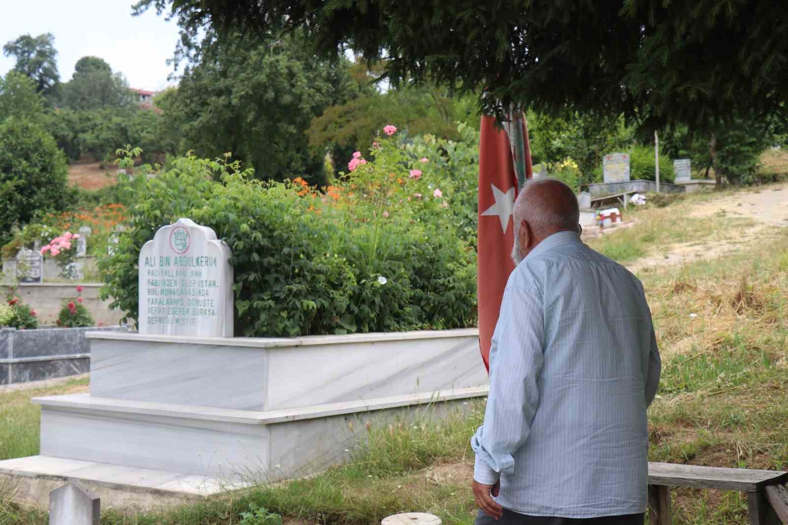 Sahabe oğlunun mezarını buldu, kitaplarını satarak türbeye dönüştürdü