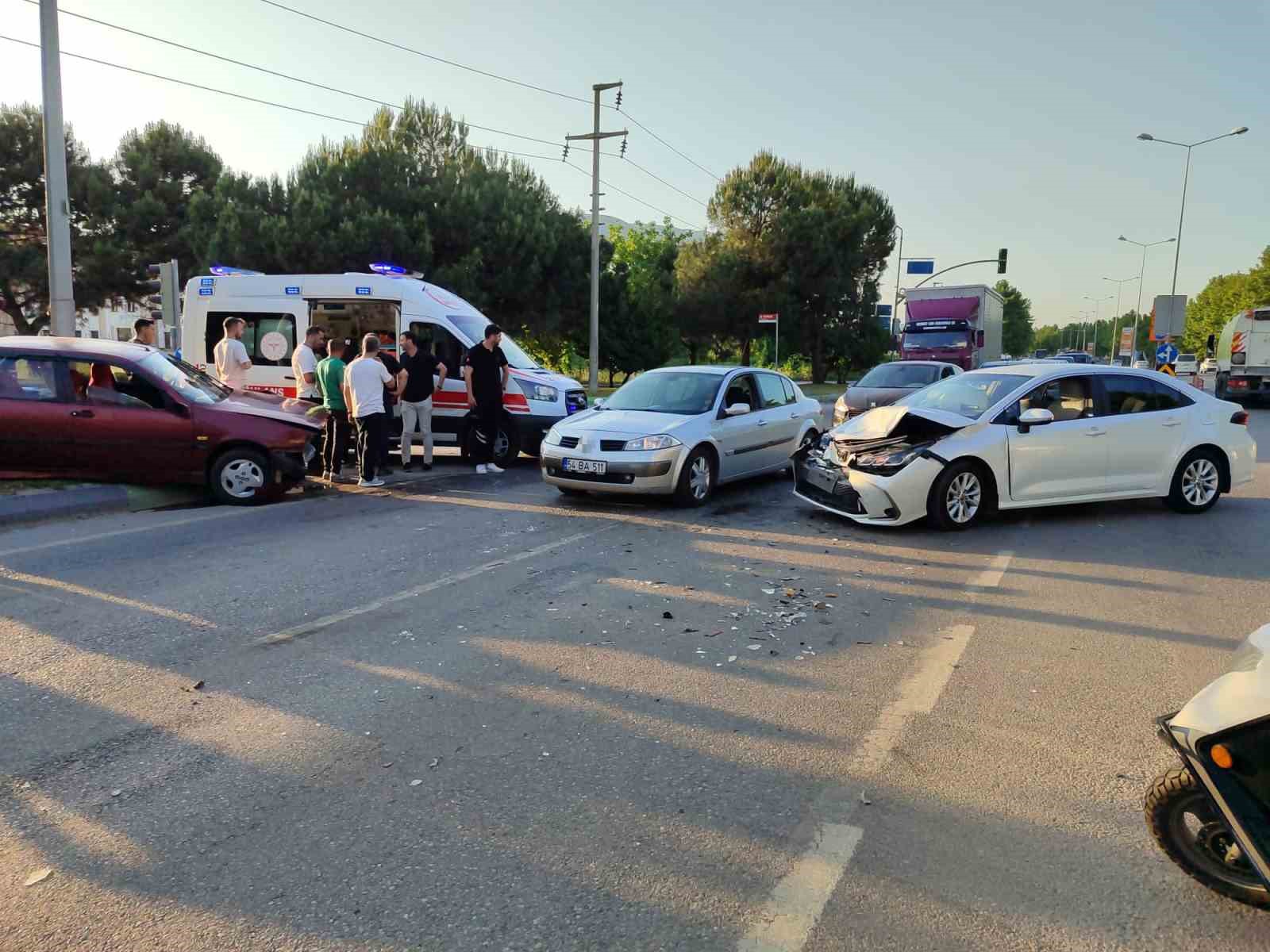 D-650’de iki otomobil kafa kafaya çarpıştı: 1 yaralı