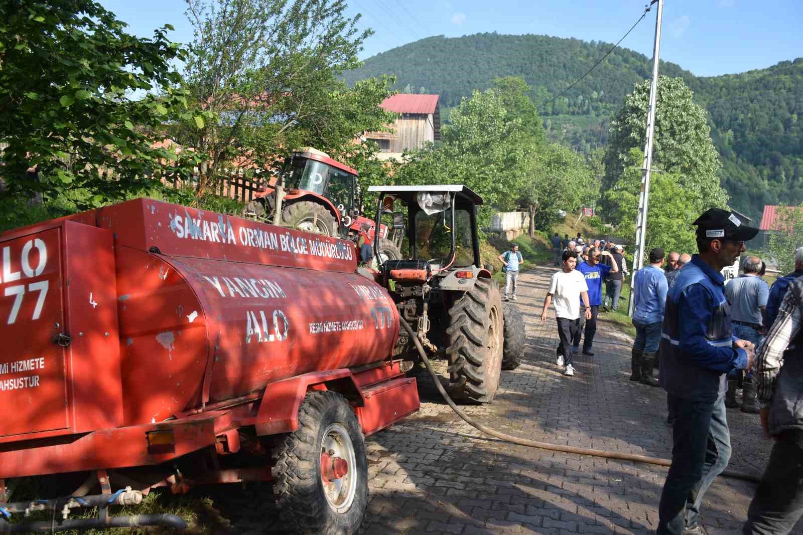 İki katlı evde çıkan yangına vatandaşın su tankeri ile müdahalesi