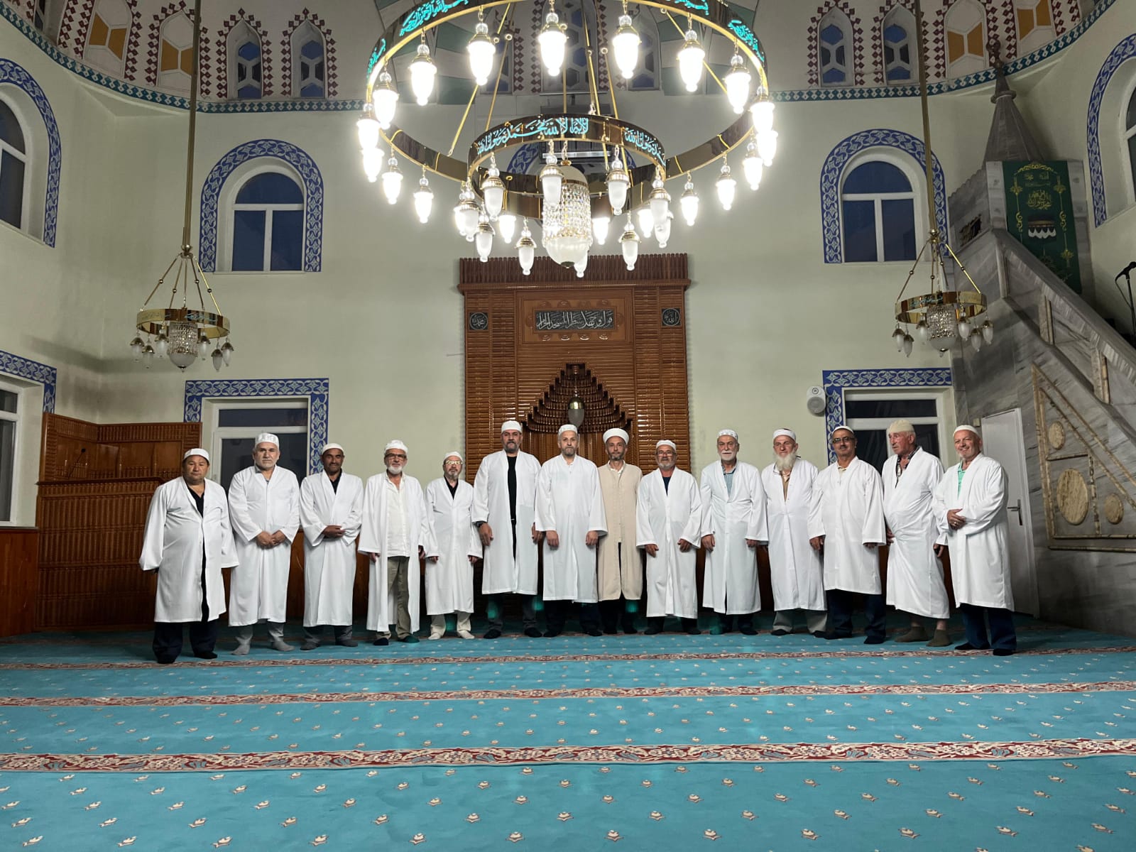 Yeni Meskenler Camii’nde Dikkat Çeken Uygulama: Cemaat Tek Tip Cübbe Giyiyor