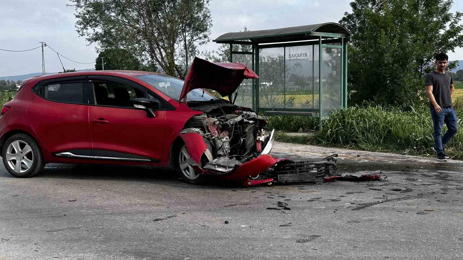 Sakarya’da otomobiller kafa kafaya çarpıştı: Kazada yaralanan olmadı