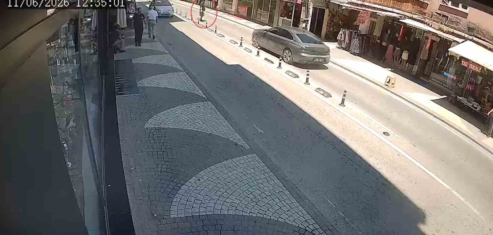 Yolun karşısına geçen engelli yayaya otomobil çarptı