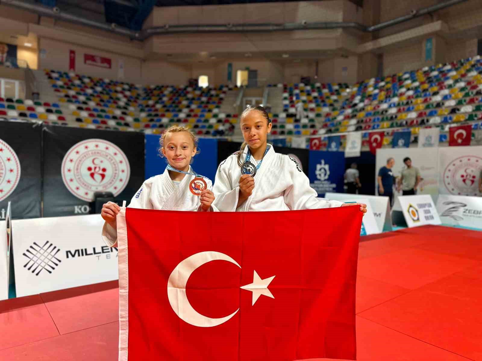 Sakaryalı sporcular Kocaeli’den madalyalar ile döndü