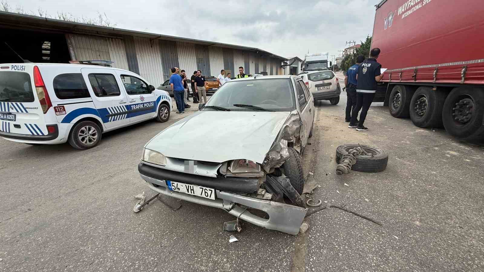 SUV ile otomobil çarpıştı: Kaza anı güvenlik kamerasına yansıdı