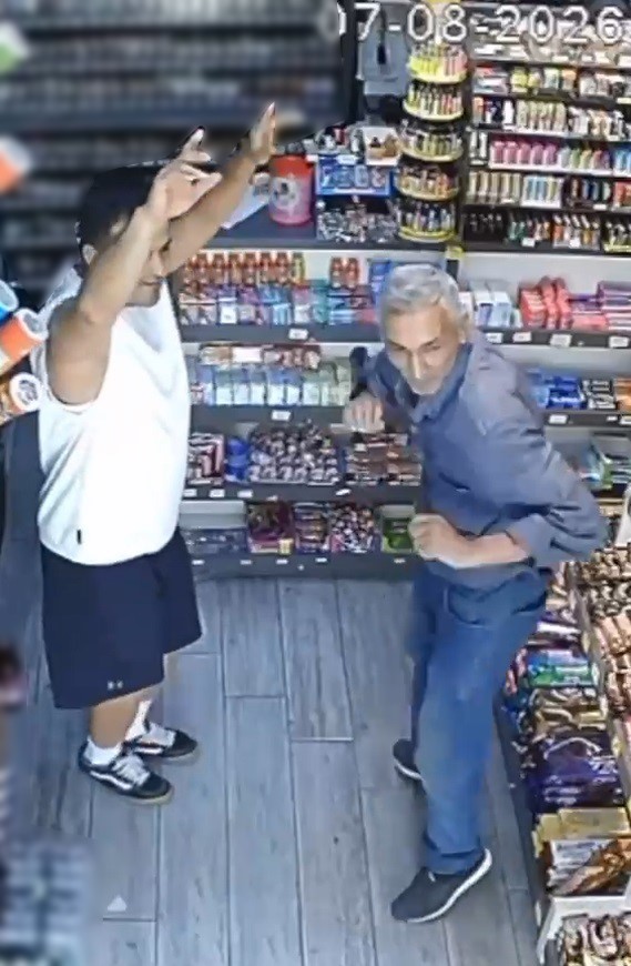 Markette kendini müziğin ritmine kaptıran müşteri ve esnaf kamerada