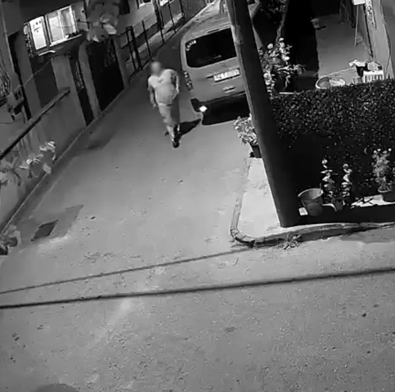 Boşanma aşamasındaki eşine ateş açtı, olay yerinden yürüyerek ayrıldı: O anlar kamerada