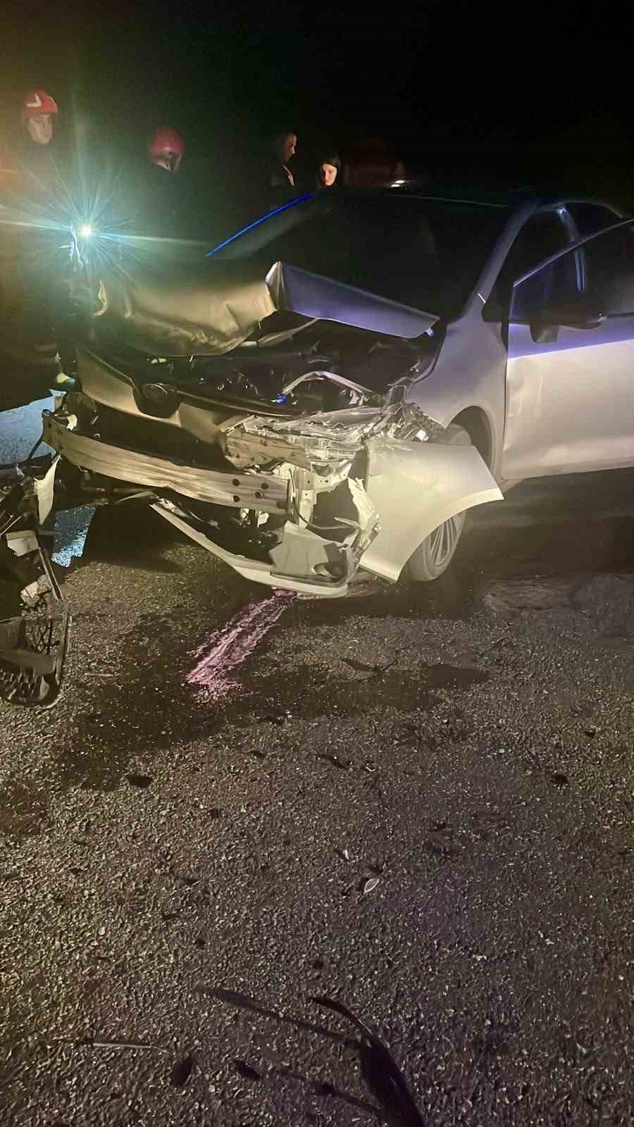 Otomobil bariyere çarptı: 2 yaralı